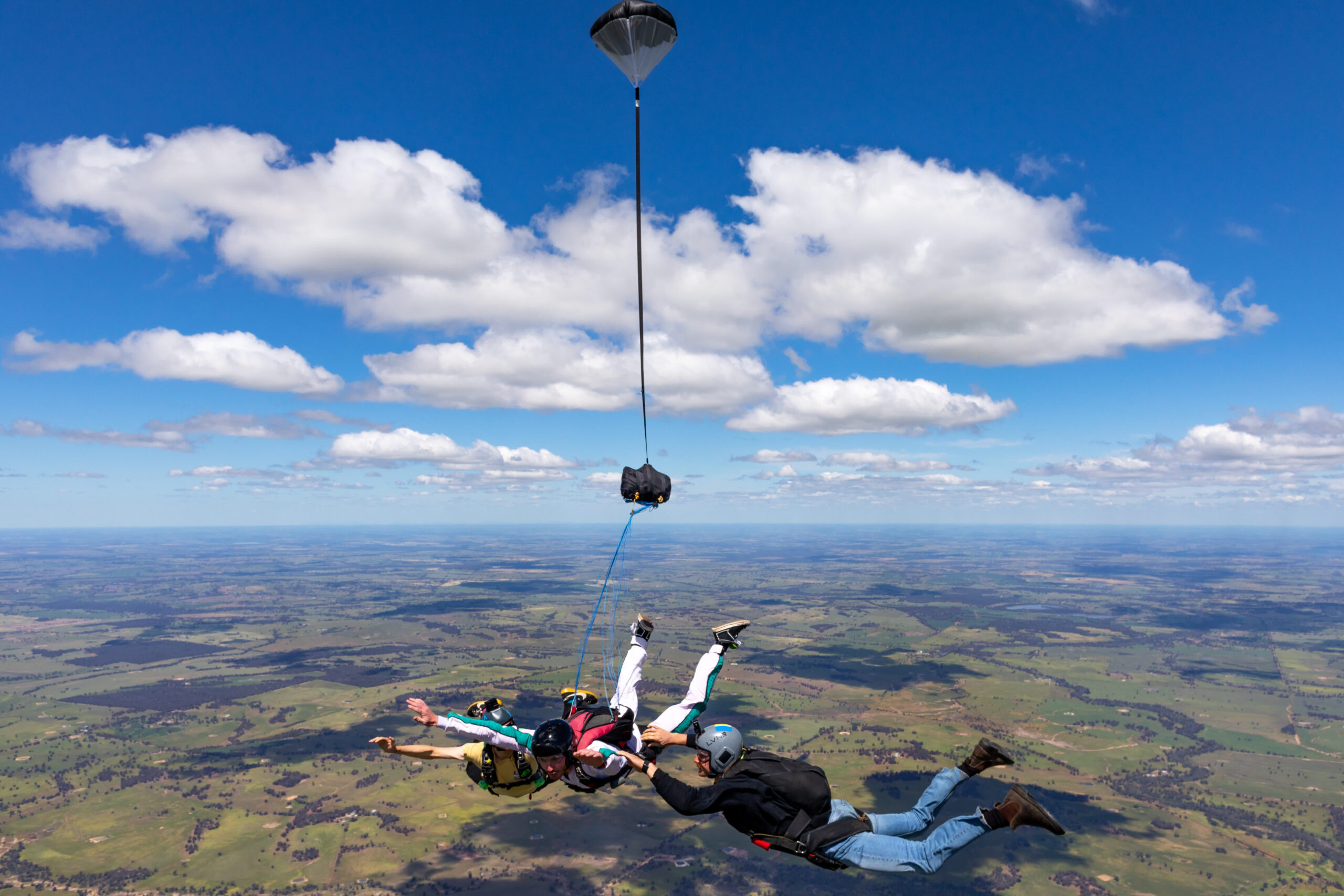 Learn to skydive solo in Western Australia by complete an AFF course designed for beginners with no experience.